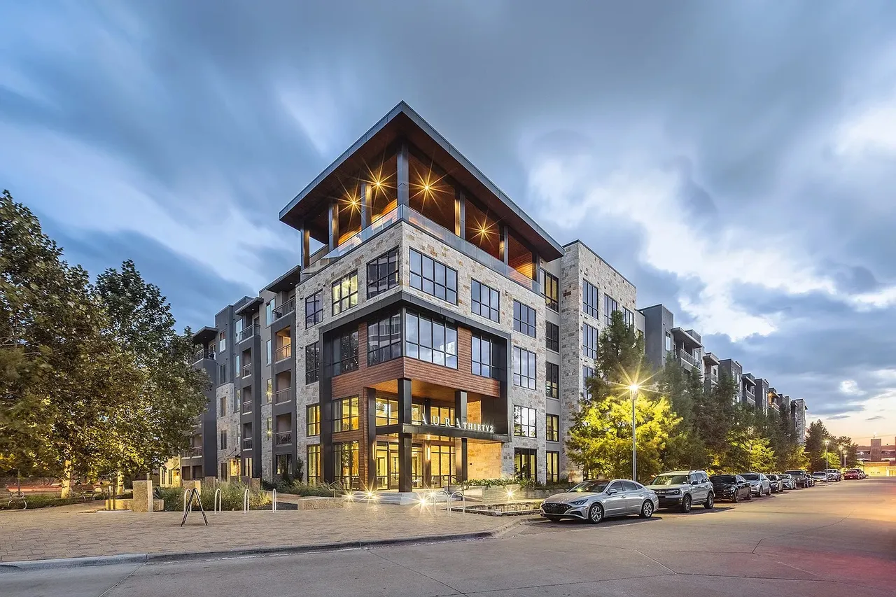 Aura Thirty2 exterior