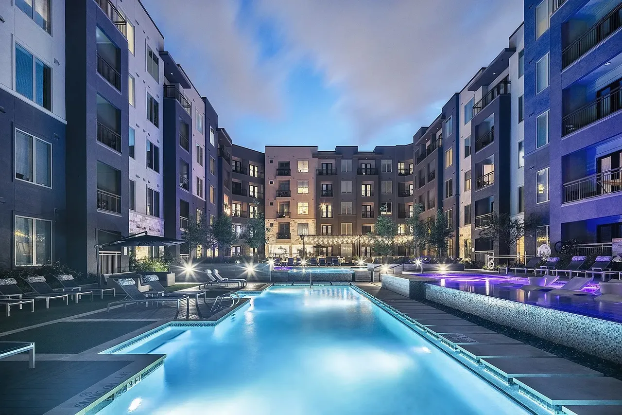 Aura Thirty2 exterior