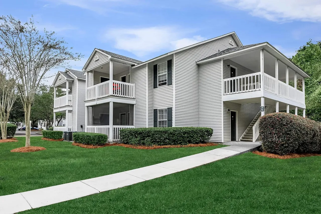 Azalea Place Apartments exterior