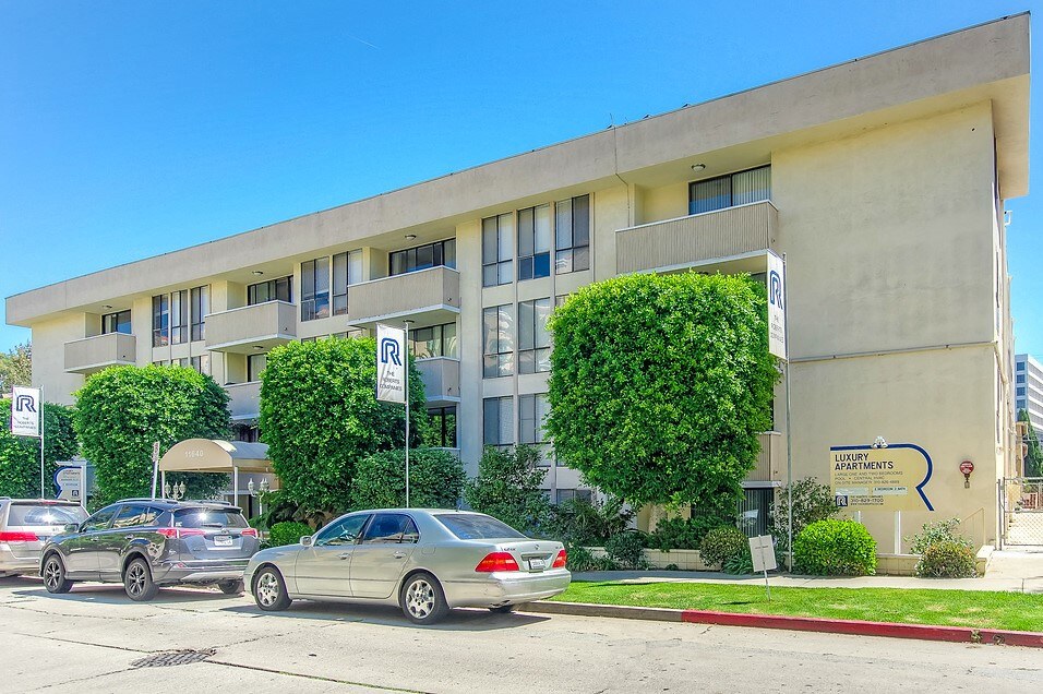 Brentwood Plaza Amenities