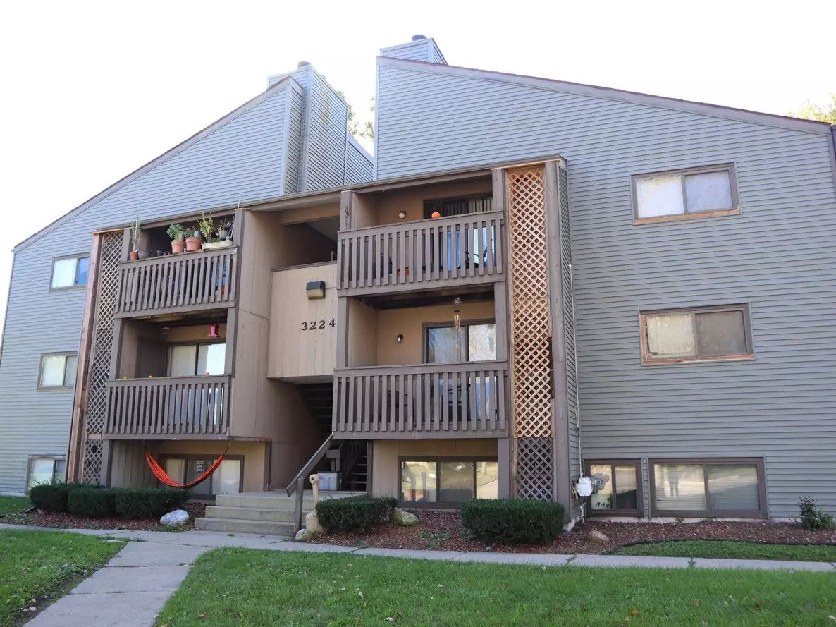Circle West Apartments Exterior