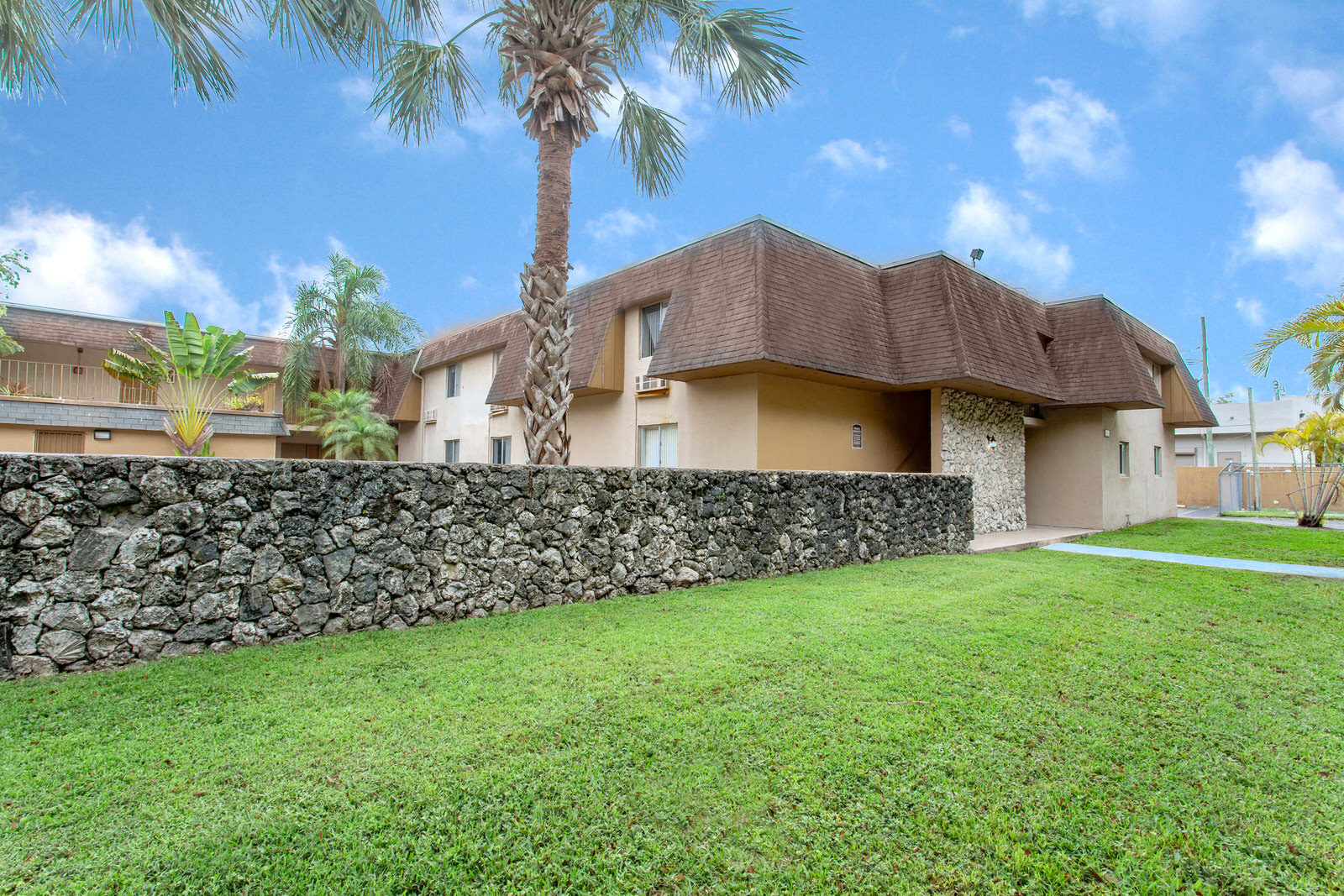 Country Club South Apartments exterior