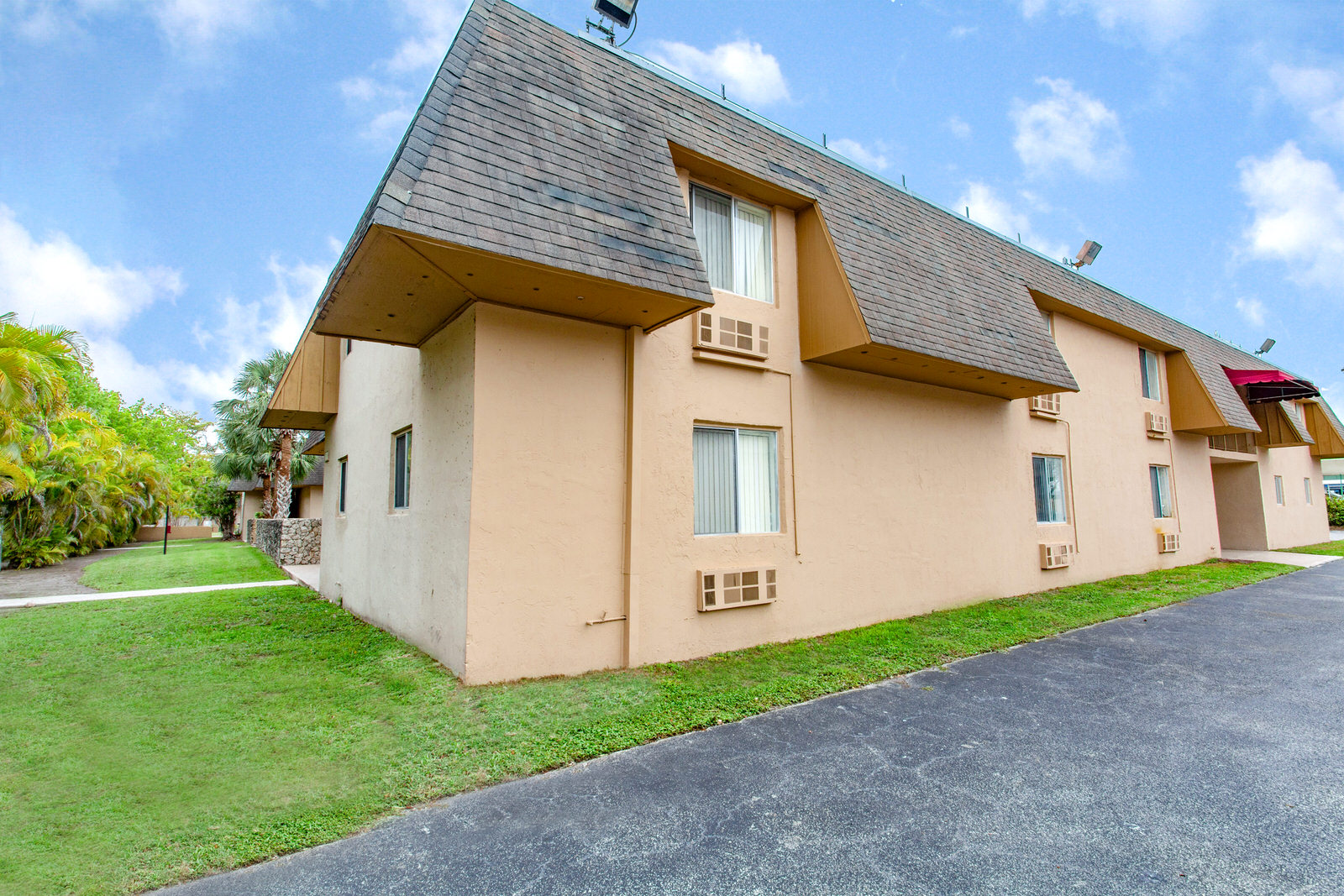 Country Club South Apartments Exterior