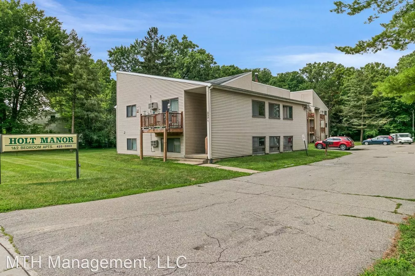 Holt Manor Apartments Exterior