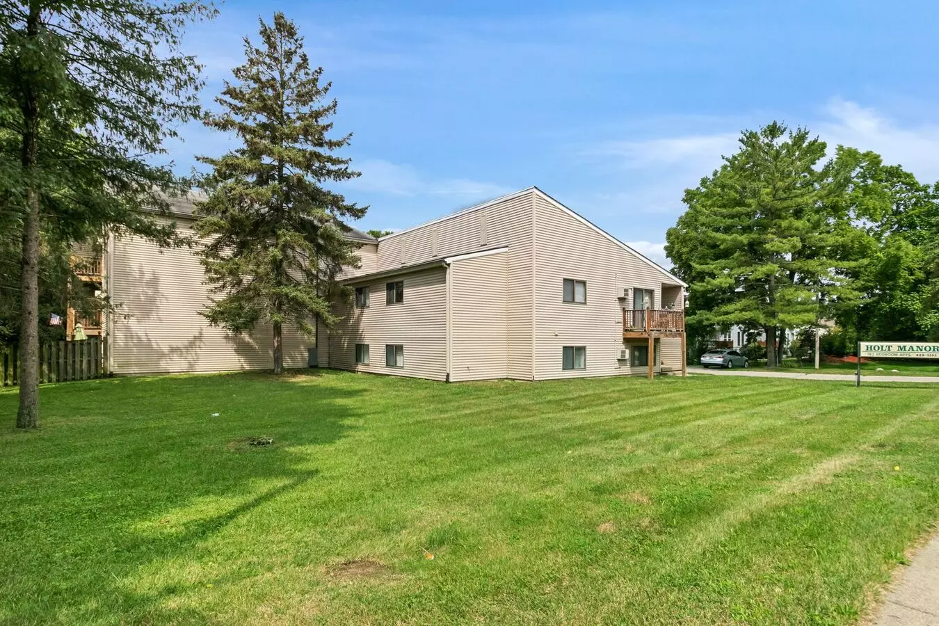 Holt Manor Apartments Exterior