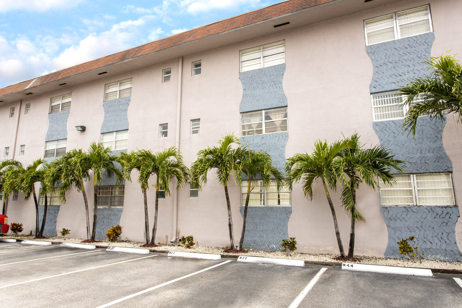Lake House Apartments Exterior