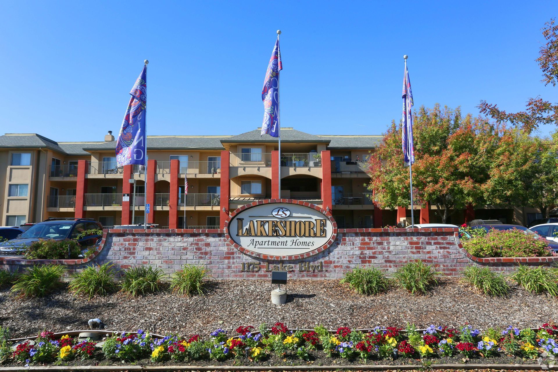 Lakeshore Apartments Exterior