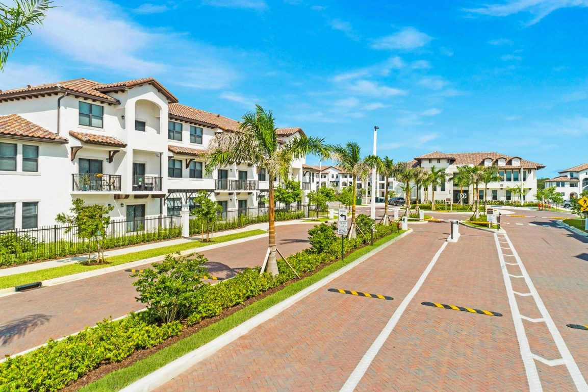Legacy Las Palmas Exterior