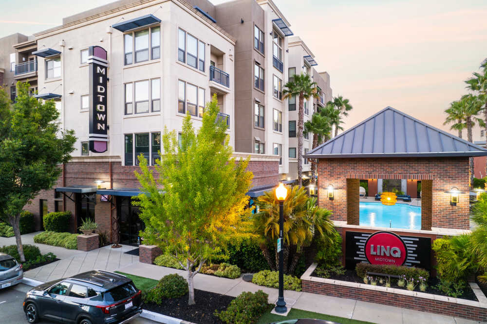 LINQ Midtown exterior
