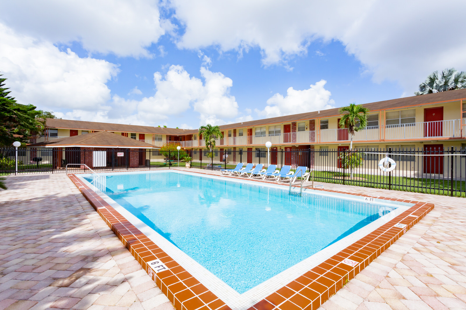 Ludlam Plaza Apartments Amenities