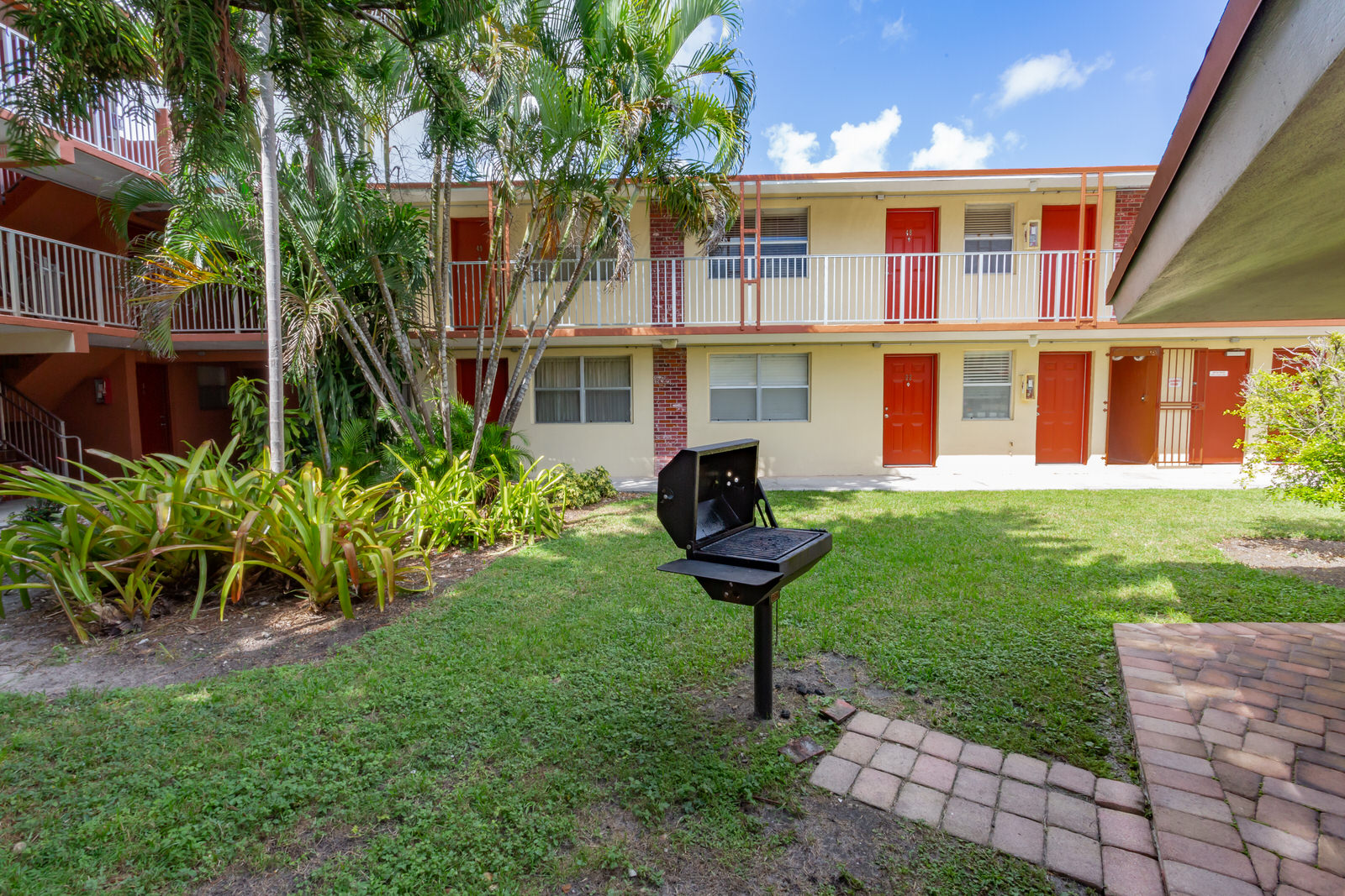 Ludlam Plaza Apartments Exterior