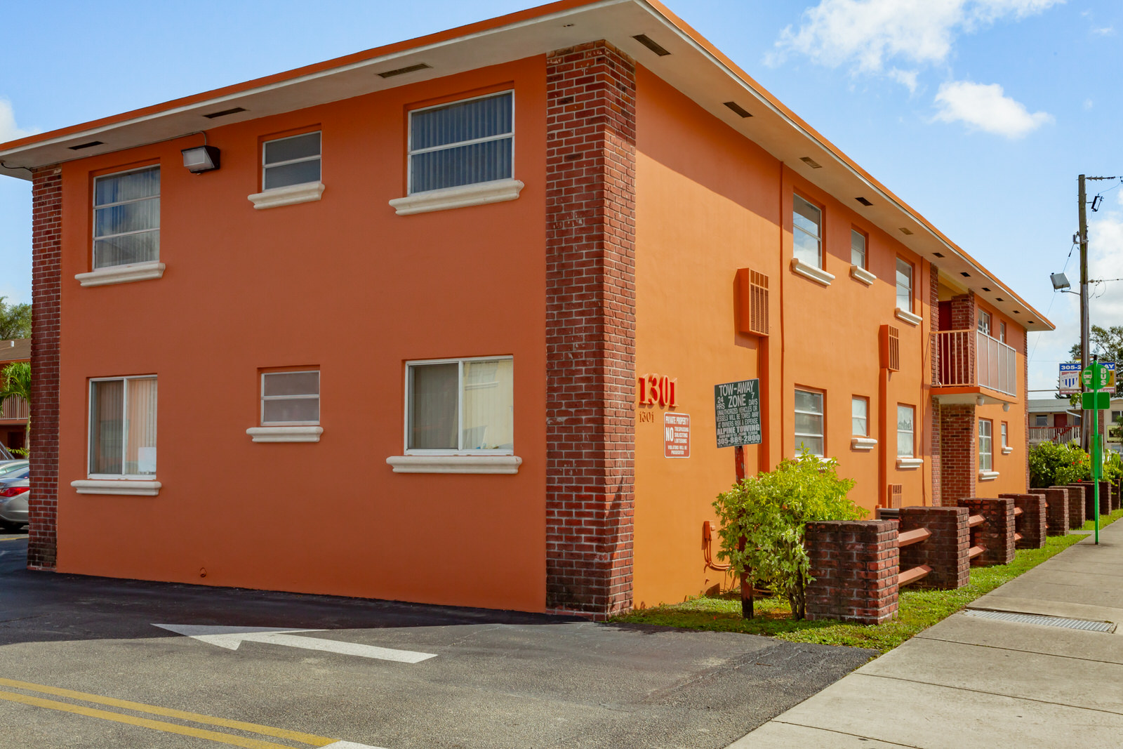 Ludlam Plaza Apartments Exterior