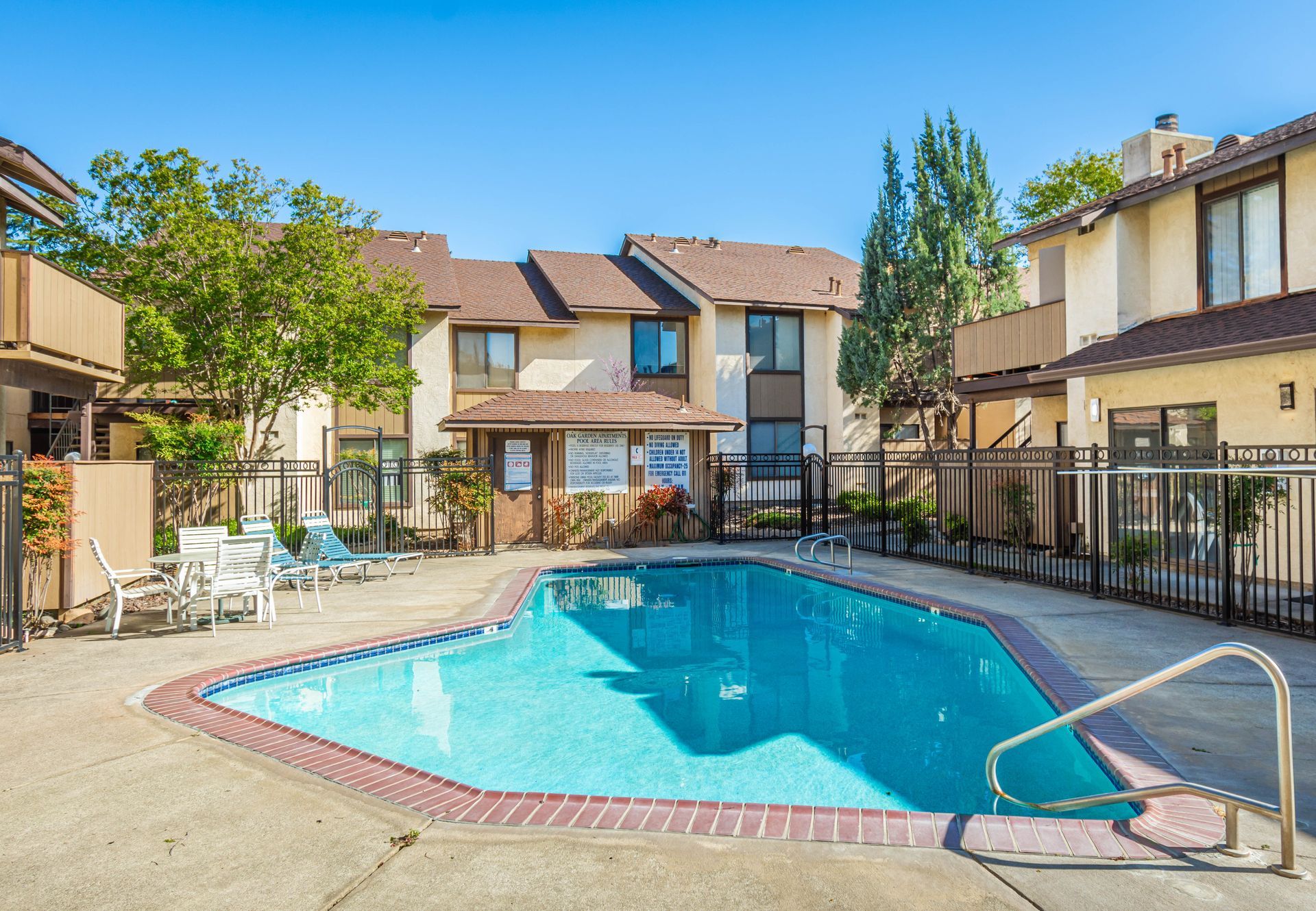 Oak Gardens Apartments Exterior