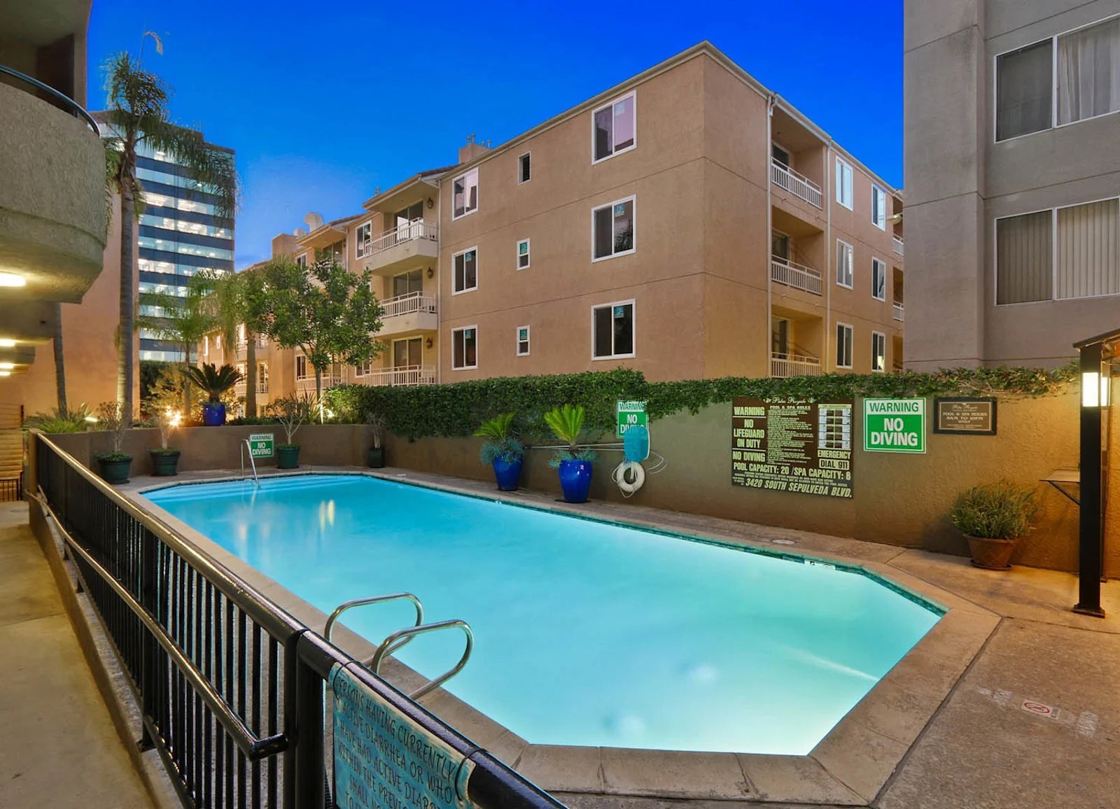 Palm Royale Apartments Exterior