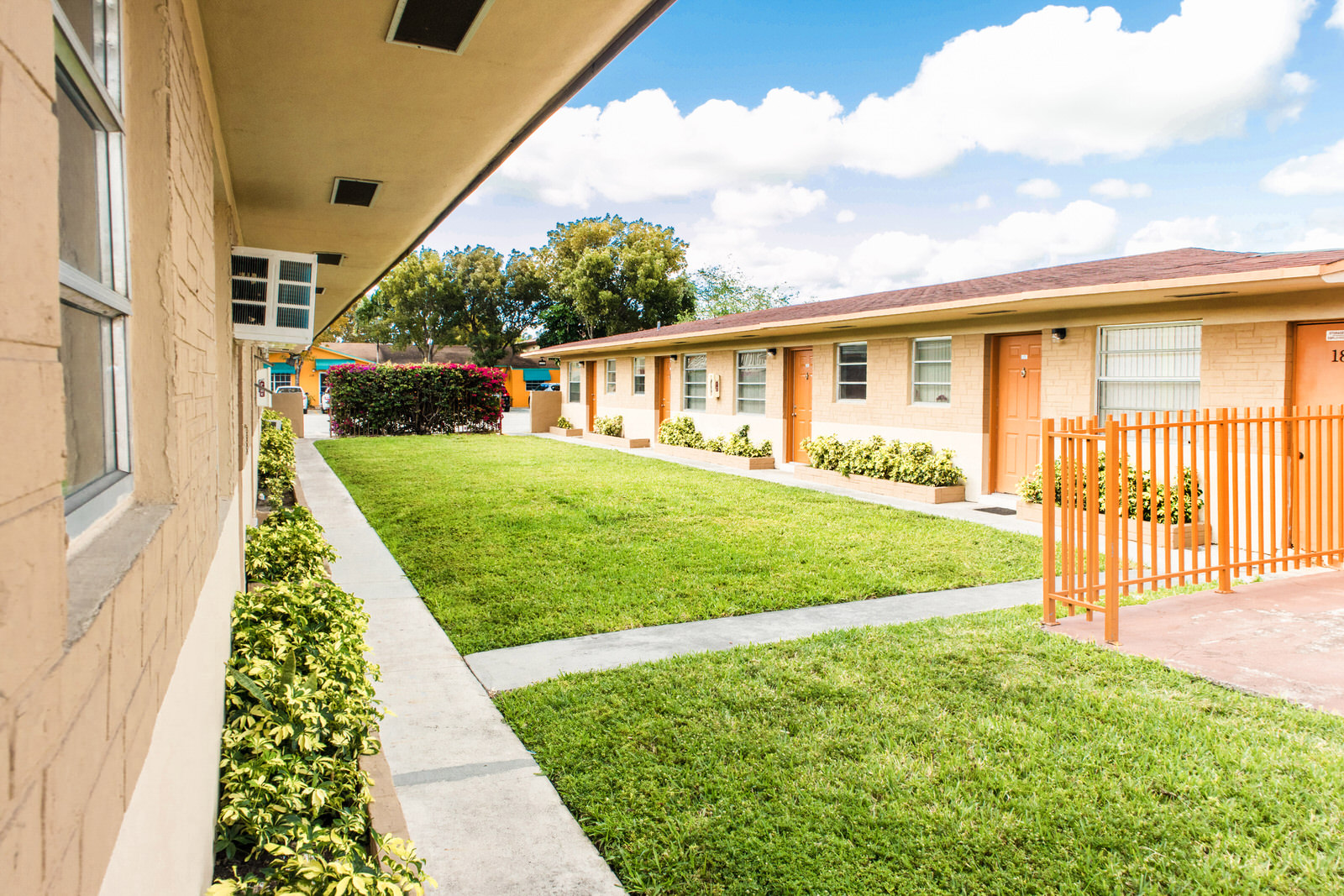 Paradise Apartments Exterior