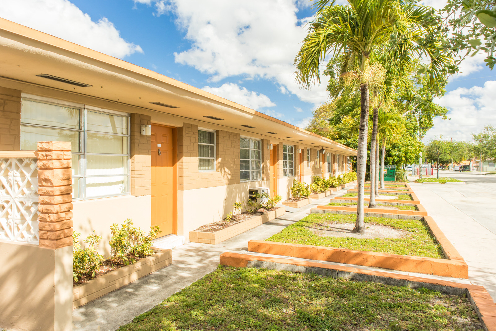 Paradise Apartments Exterior
