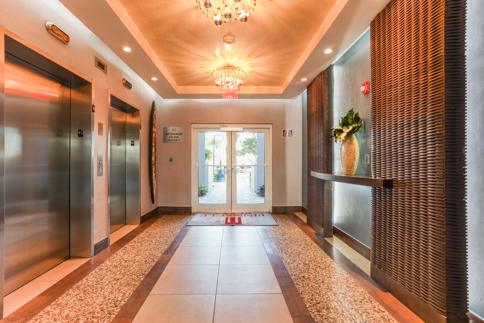 Pinnacle Plaza Apartments exterior