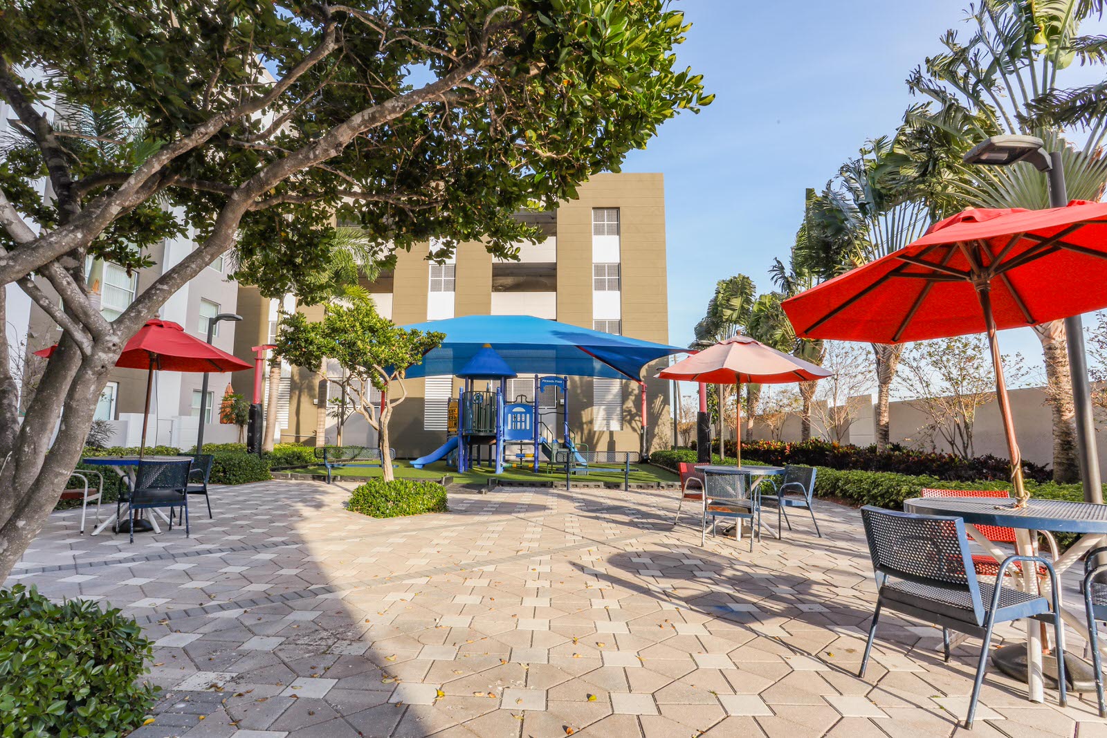Pinnacle Plaza Apartments Exterior