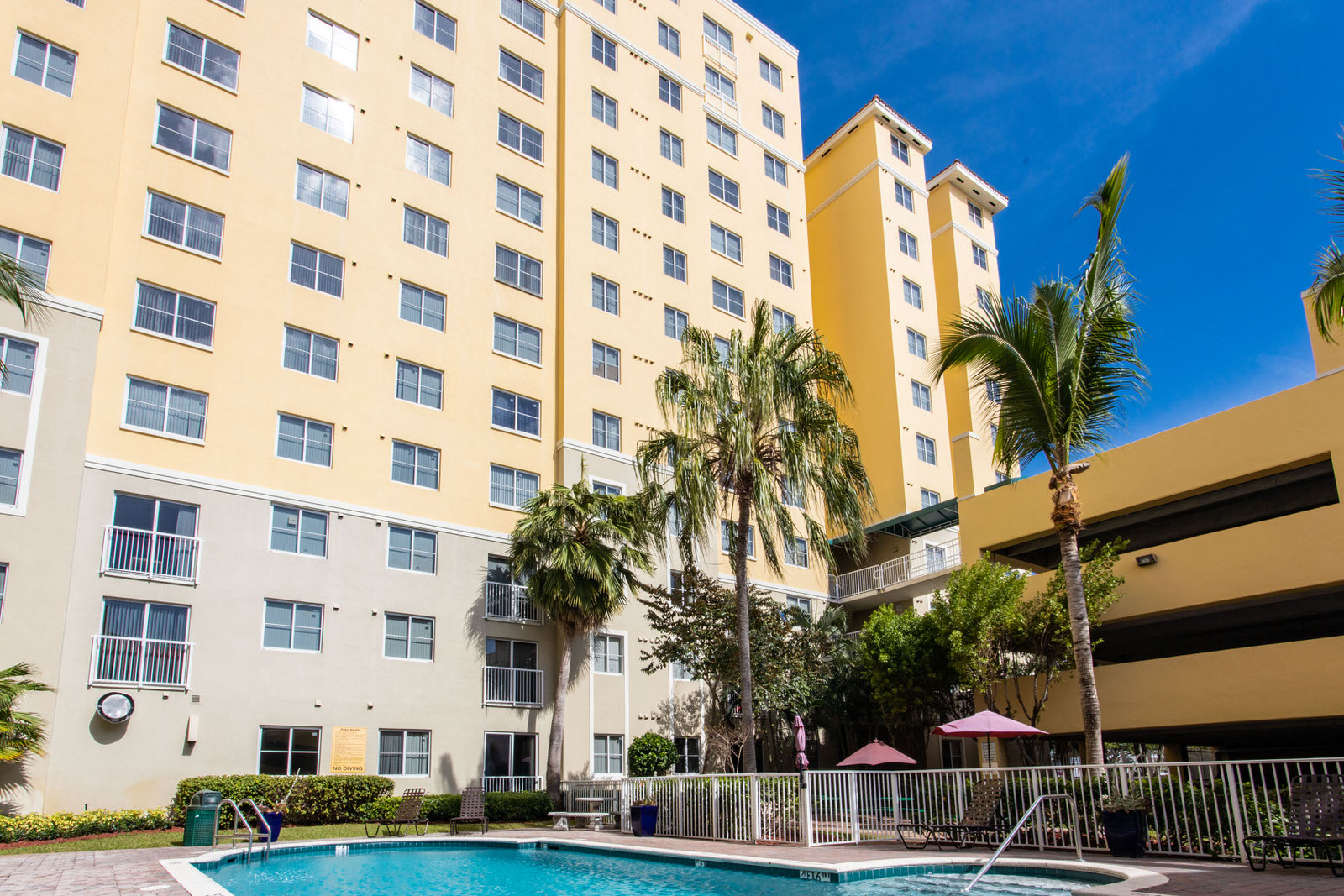 Rayos del Sol Apartments Exterior