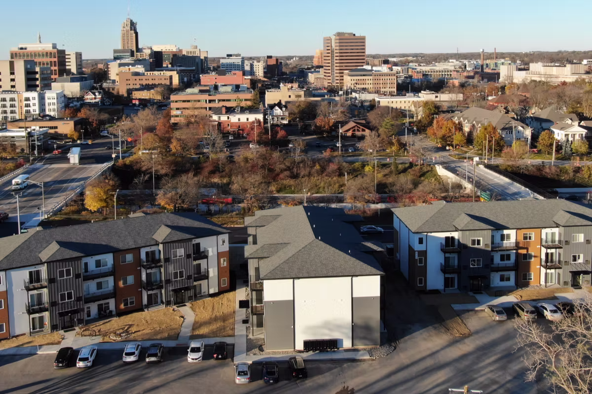 REO Gateway Apartments exterior