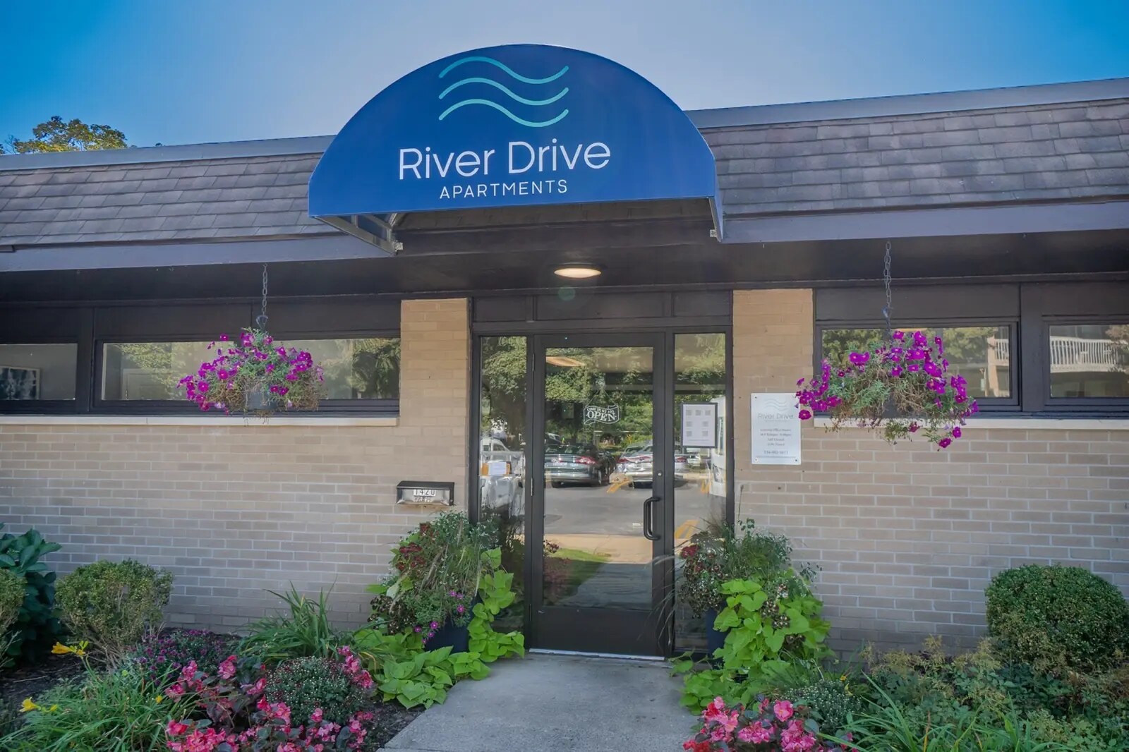 River Drive Apartments Exterior