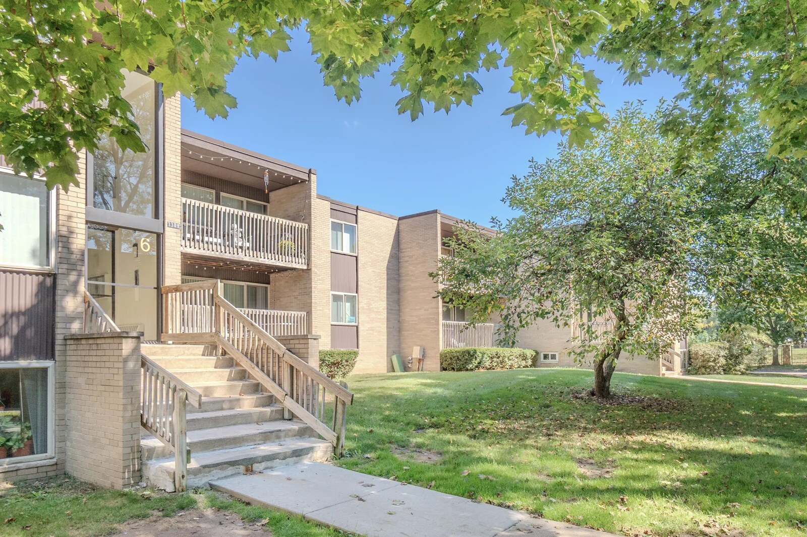 River Drive Apartments exterior