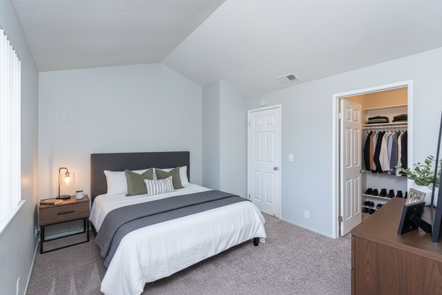 River Oaks Apartments Amenities