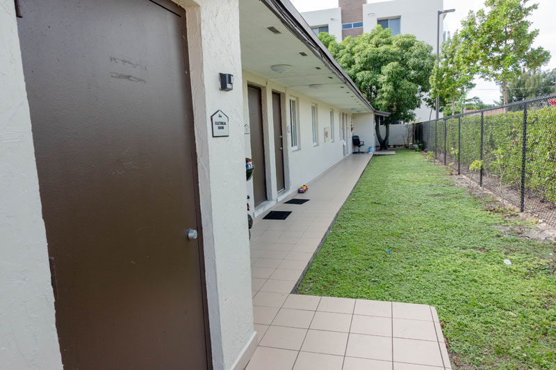 Seminola 2400 West 4 Court exterior