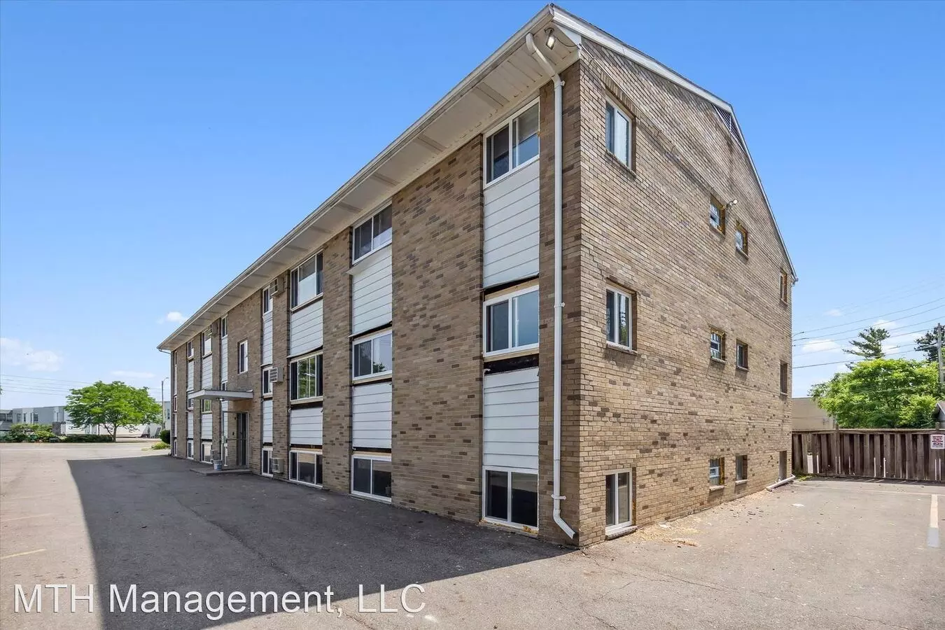 Skyline Apartments Lansing Exterior