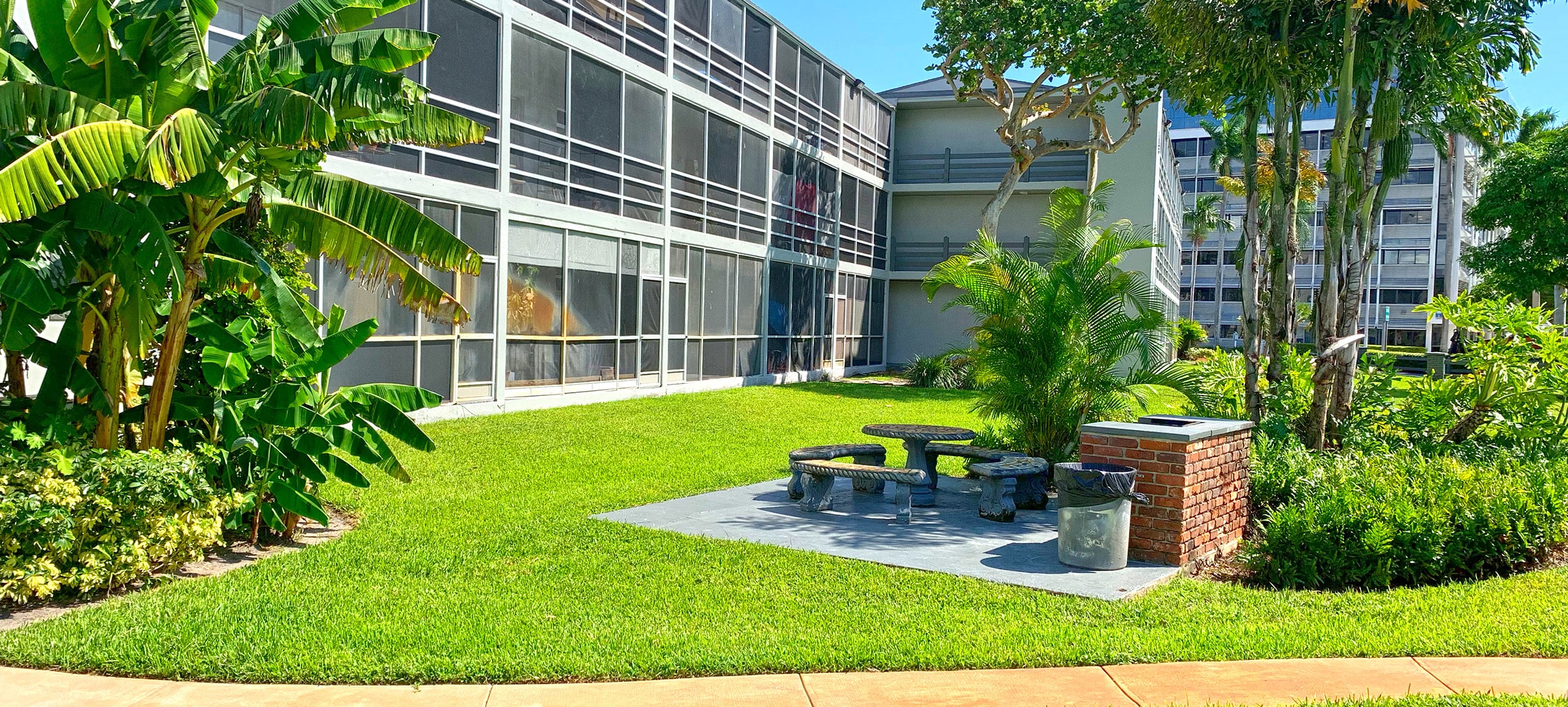 Sunset Club Apartments Exterior