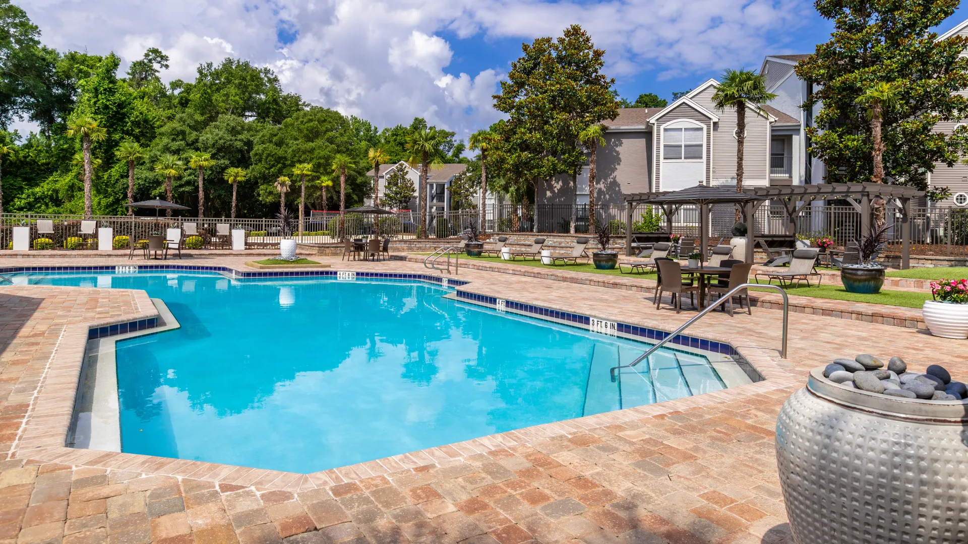 The Oasis at 1800 Amenities