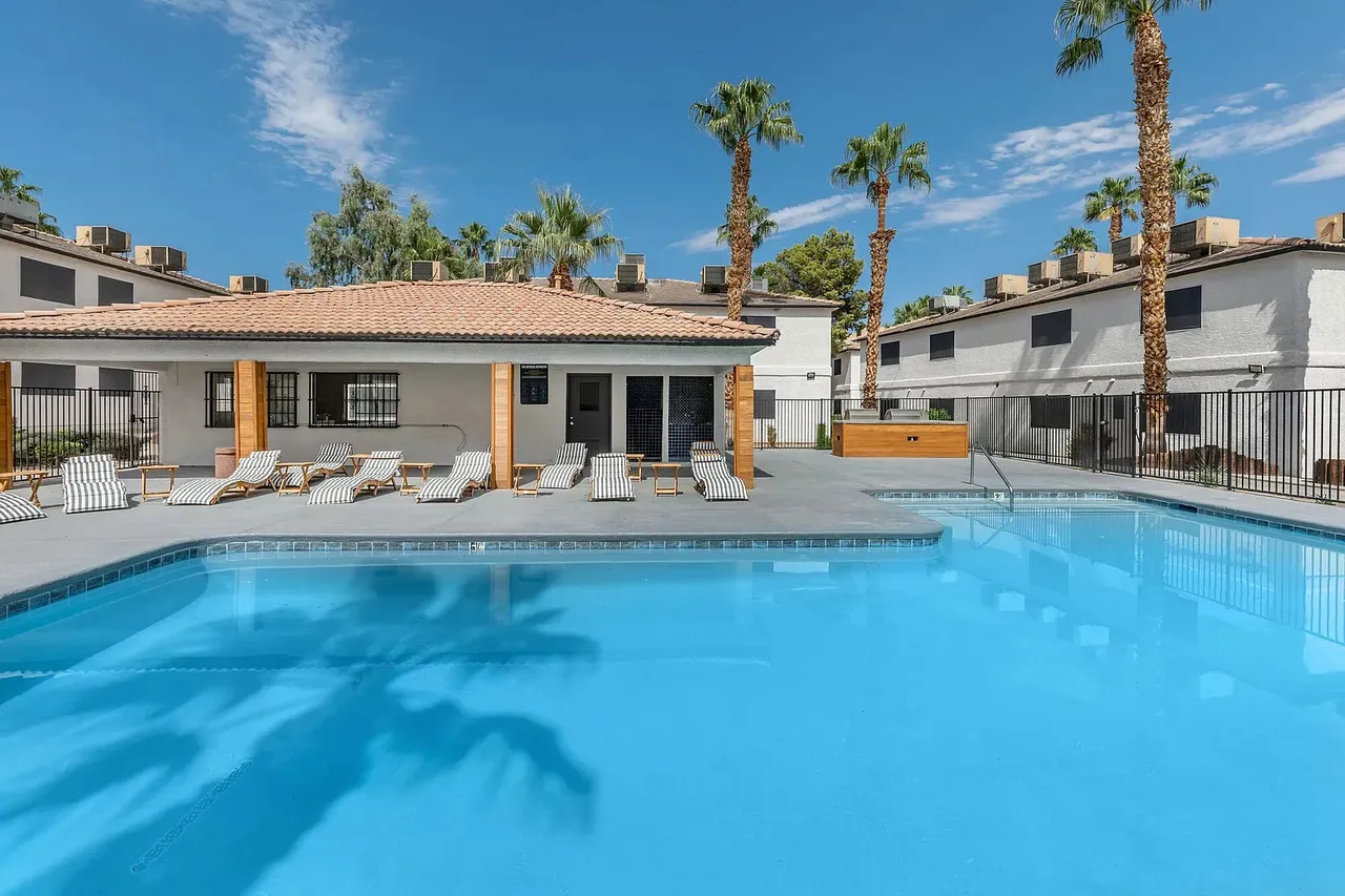 Tides on Palm Exterior