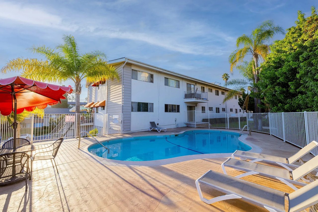 Villa Knolls Apartments exterior