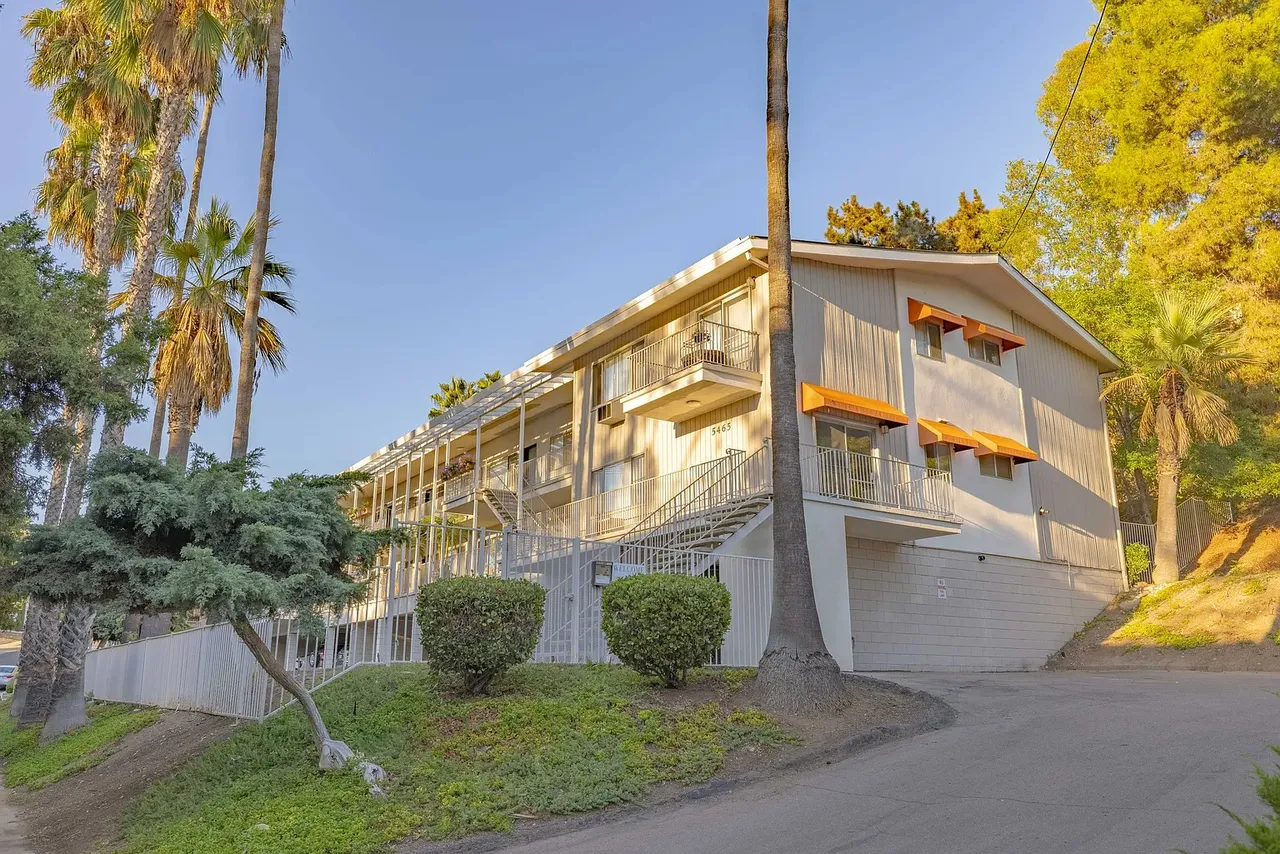 Villa Knolls Apartments exterior