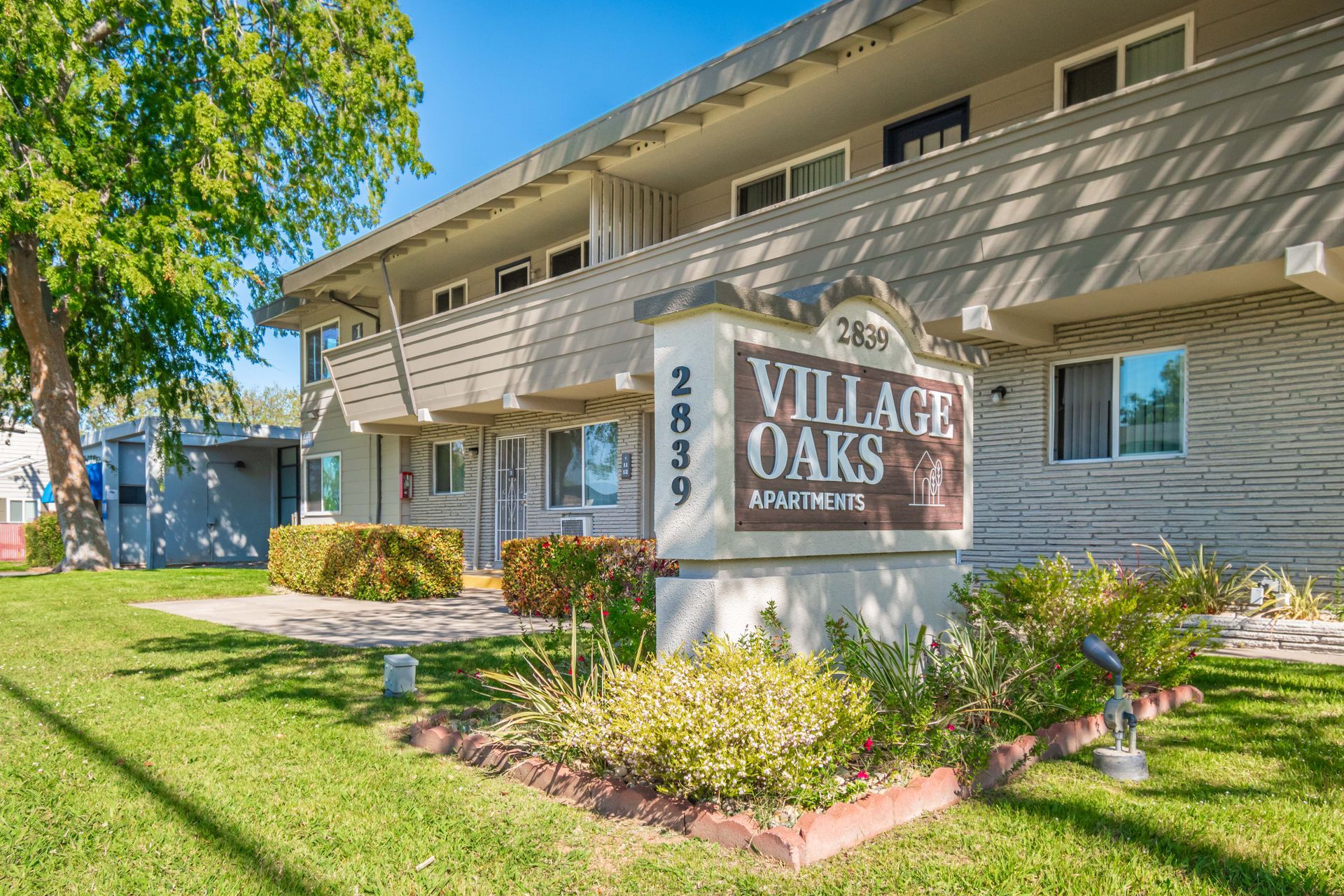 Village Oaks Apartments exterior