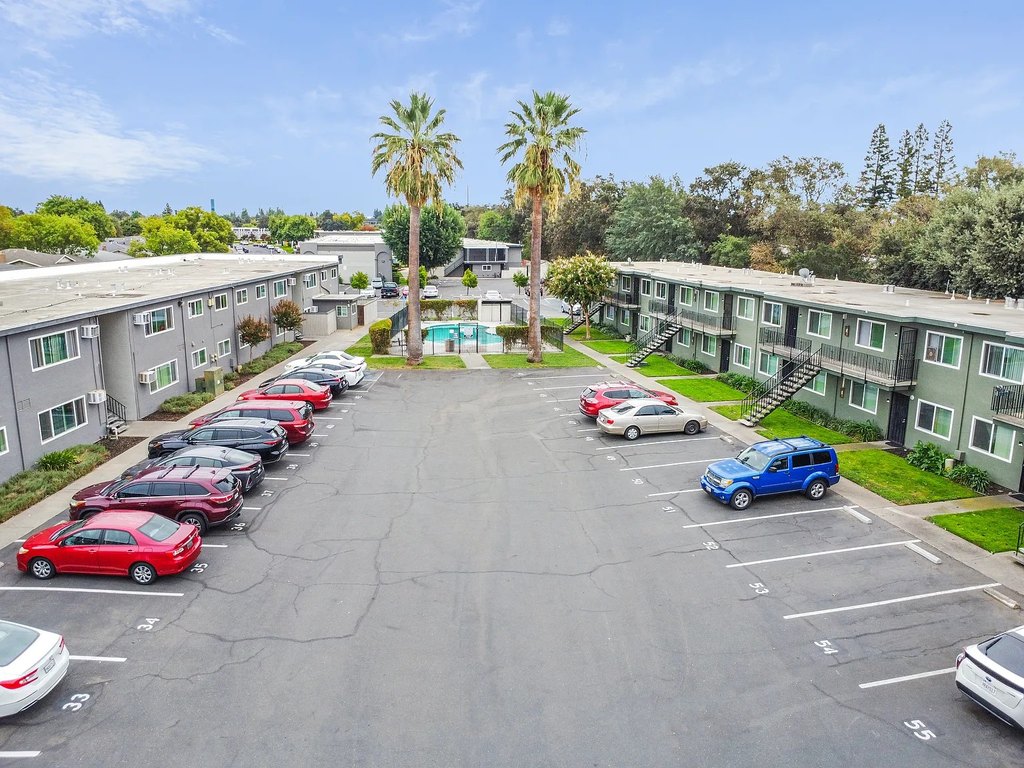 VivLeo Apartments exterior