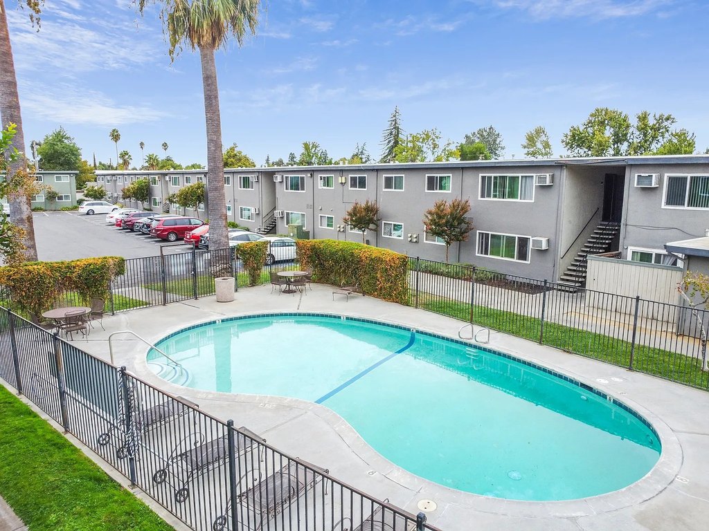 VivLeo Apartments Exterior
