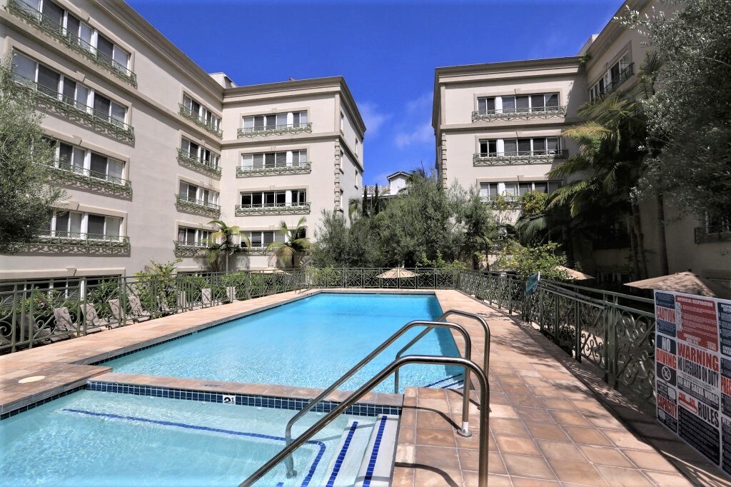 Wilshire Westwood Apartments exterior