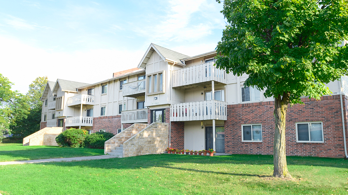 Woodbridge Manor Apartments Exterior