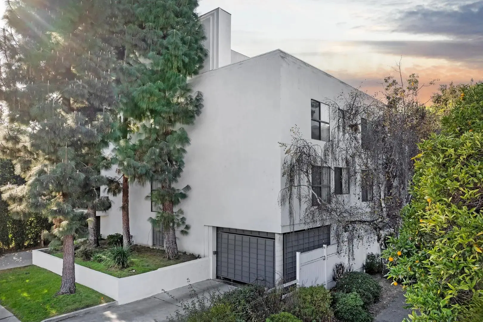 1527 Veteran Apartments exterior