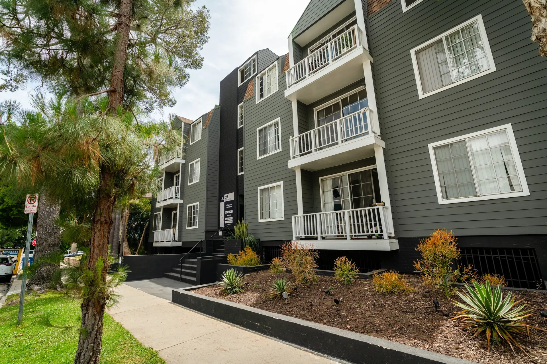685 Kelton Apartments exterior