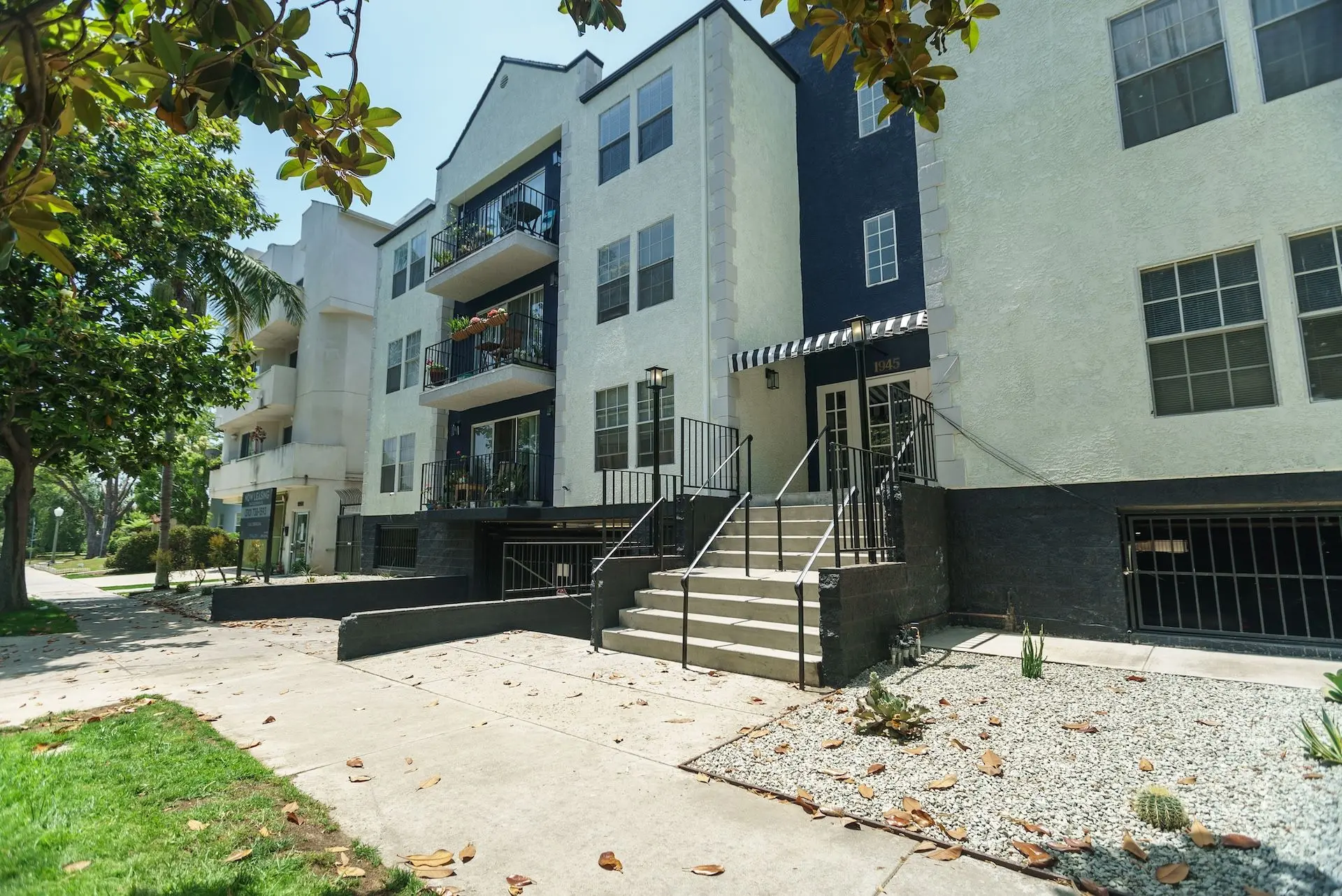 1945 Glendon Apartments exterior
