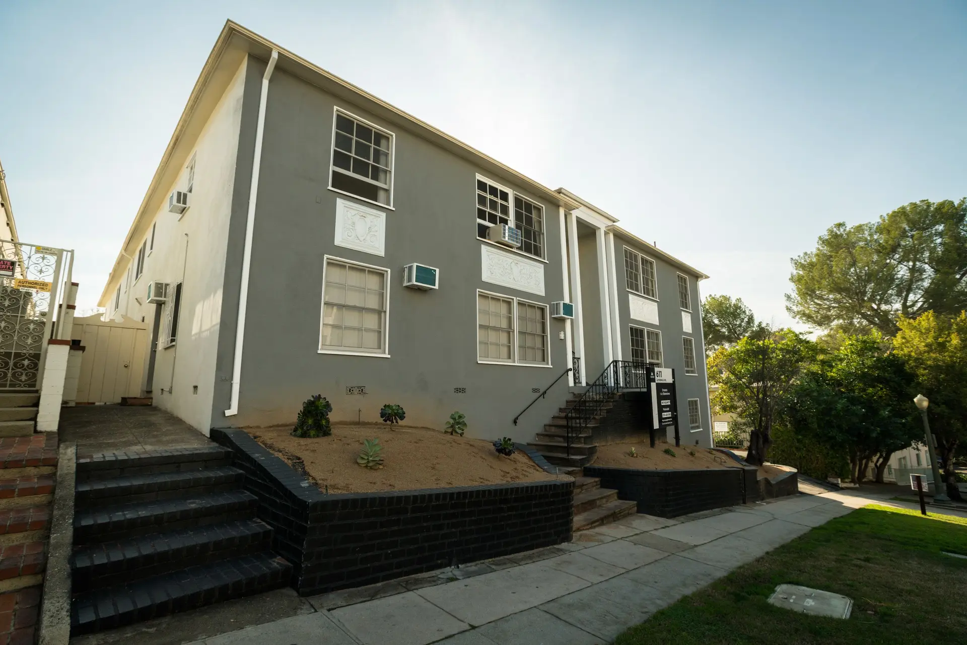 611 Levering Apartments exterior