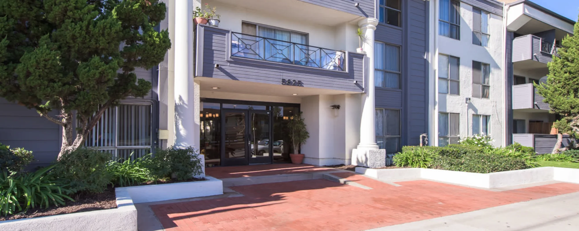 Tarzana Springs Apartments exterior