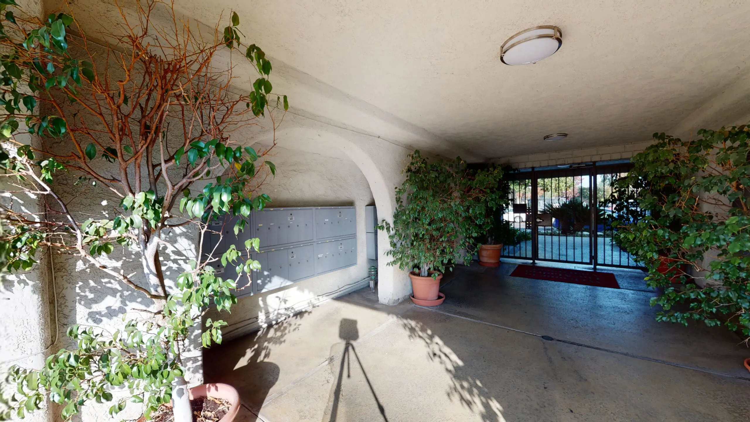 Madrid Apartments Van Nuys exterior