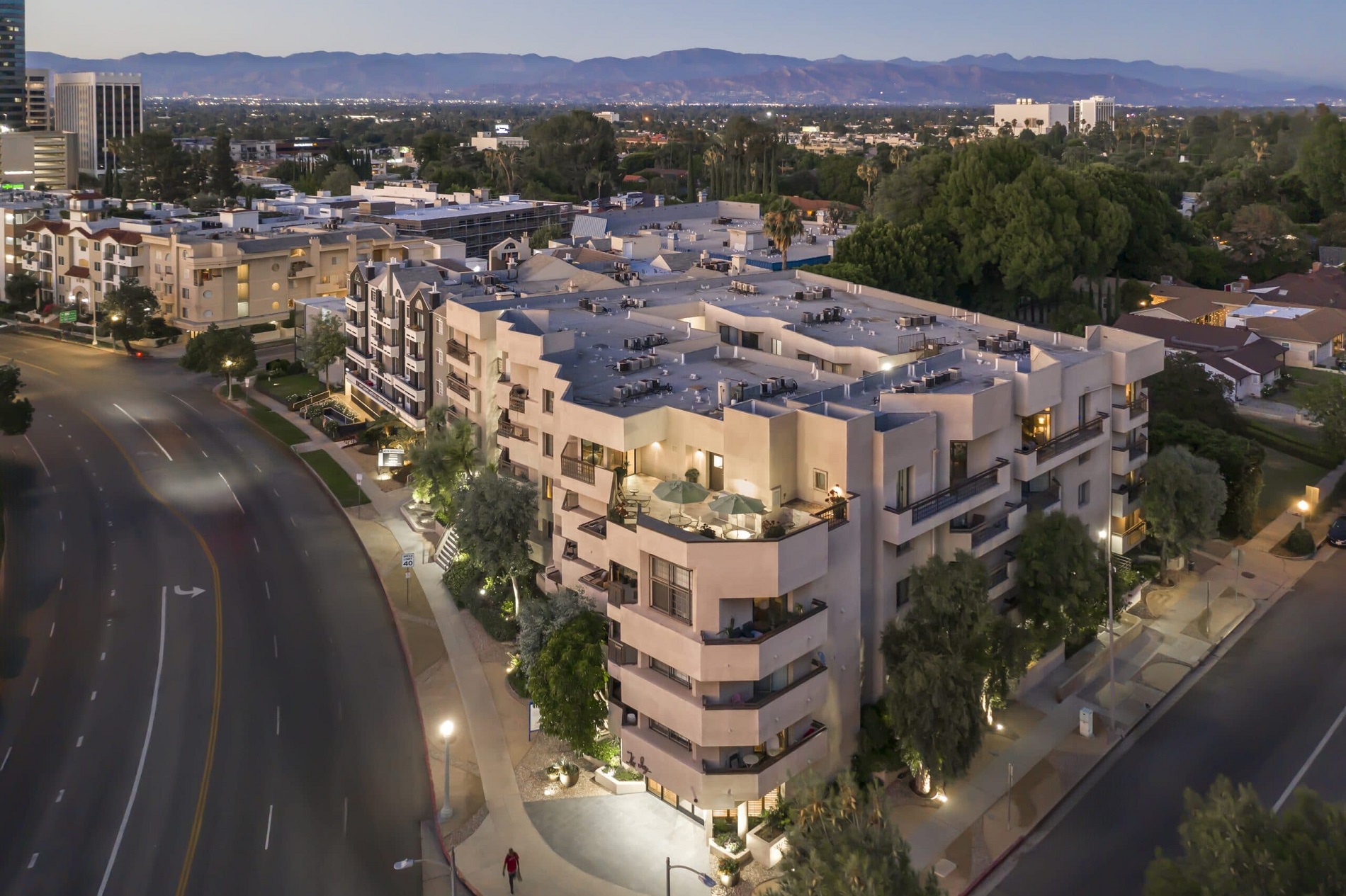 The Ivy Apartments Sherman Oaks exterior