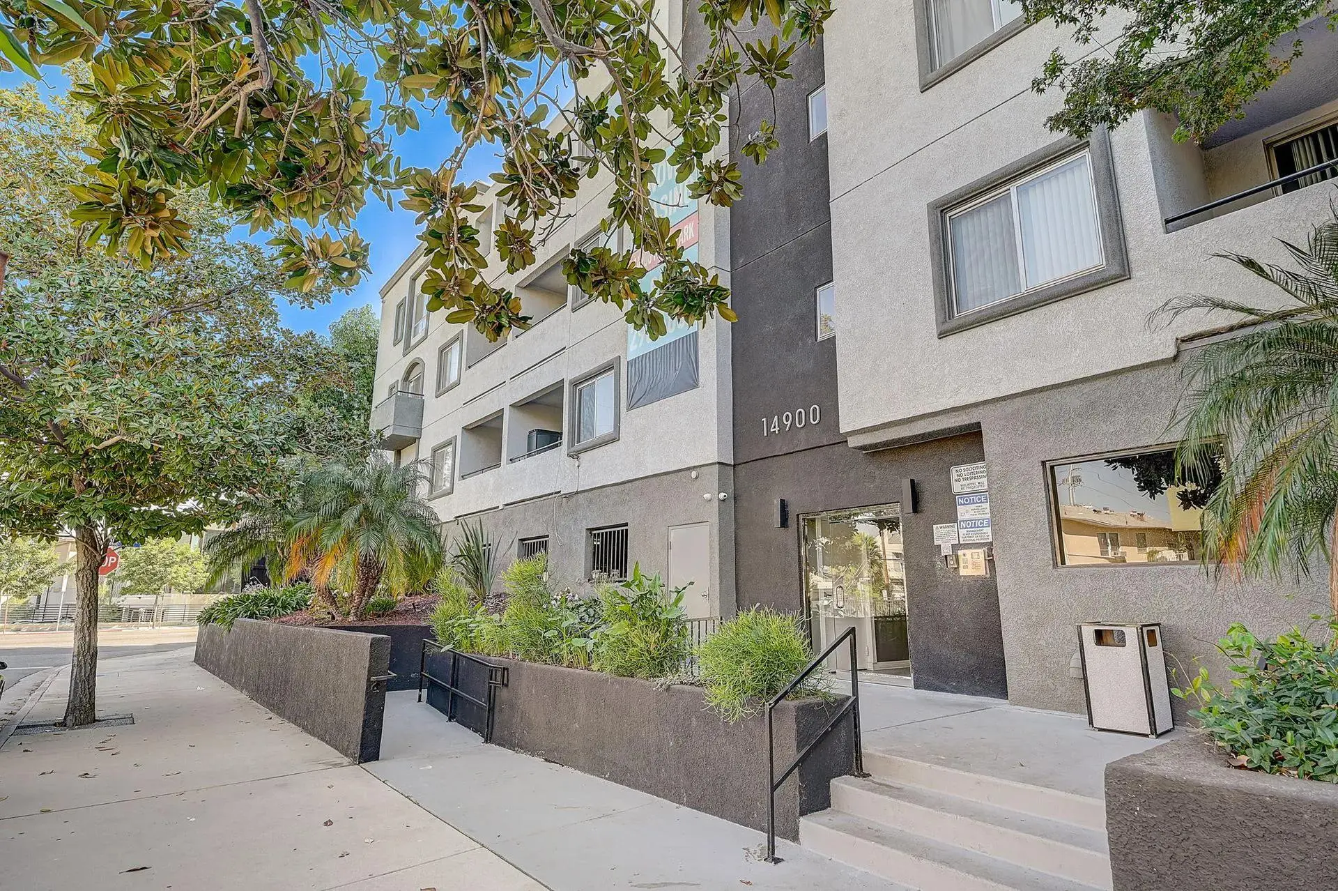 14900 Moorpark St Apartments exterior